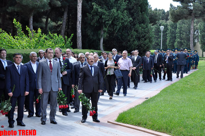 Azərbaycan ictimaiyyəti ümummilli lider Heydər Əliyevin anadan olmasının 89-cu ildönümünü qeyd edir (FOTO)