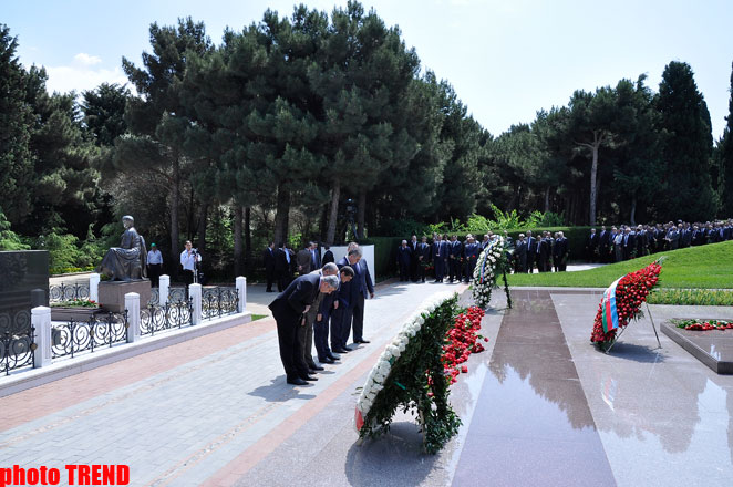 Azərbaycan ictimaiyyəti ümummilli lider Heydər Əliyevin anadan olmasının 89-cu ildönümünü qeyd edir (FOTO)