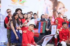 "Eurovision"un Azərbaycandakı rəsmi fan klubu və internat məktəbinin uşaqları Bakı sakinlərini təəccübləndirdi (FOTO)