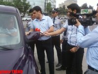 Bakı yol polisi sürücülərə "Eurovision"la bağlı buklet və kitabça paylayır (FOTO)