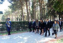 Azərbaycan Prezidenti ulu öndər Heydər Əliyevin məzarını ziyarət edib (ƏLAVƏ OLUNUB) (FOTO)