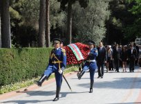 Azərbaycan Prezidenti ulu öndər Heydər Əliyevin məzarını ziyarət edib (ƏLAVƏ OLUNUB) (FOTO)