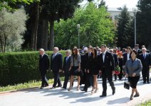 Azərbaycan Prezidenti ulu öndər Heydər Əliyevin məzarını ziyarət edib (ƏLAVƏ OLUNUB) (FOTO)
