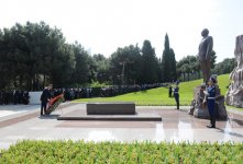 Azərbaycan Prezidenti ulu öndər Heydər Əliyevin məzarını ziyarət edib (ƏLAVƏ OLUNUB) (FOTO)