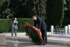 Azərbaycan Prezidenti ulu öndər Heydər Əliyevin məzarını ziyarət edib (ƏLAVƏ OLUNUB) (FOTO)
