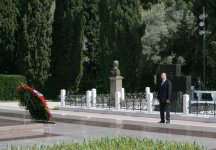 Azərbaycan Prezidenti ulu öndər Heydər Əliyevin məzarını ziyarət edib (ƏLAVƏ OLUNUB) (FOTO)