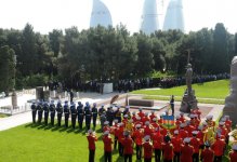 Azərbaycan Prezidenti ulu öndər Heydər Əliyevin məzarını ziyarət edib (ƏLAVƏ OLUNUB) (FOTO)