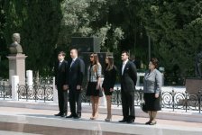 Azərbaycan Prezidenti ulu öndər Heydər Əliyevin məzarını ziyarət edib (ƏLAVƏ OLUNUB) (FOTO)