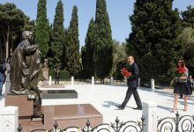 Azərbaycan Prezidenti ulu öndər Heydər Əliyevin məzarını ziyarət edib (ƏLAVƏ OLUNUB) (FOTO)