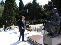Azərbaycan Prezidenti ulu öndər Heydər Əliyevin məzarını ziyarət edib (ƏLAVƏ OLUNUB) (FOTO)