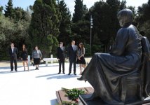 Azərbaycan Prezidenti ulu öndər Heydər Əliyevin məzarını ziyarət edib (ƏLAVƏ OLUNUB) (FOTO)