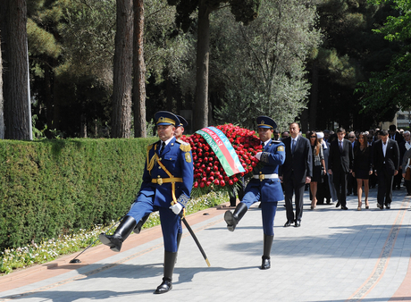 Azərbaycan Prezidenti ulu öndər Heydər Əliyevin məzarını ziyarət edib (ƏLAVƏ OLUNUB) (FOTO)