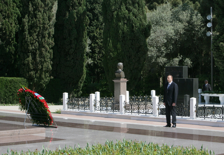 Azərbaycan Prezidenti ulu öndər Heydər Əliyevin məzarını ziyarət edib (ƏLAVƏ OLUNUB) (FOTO)
