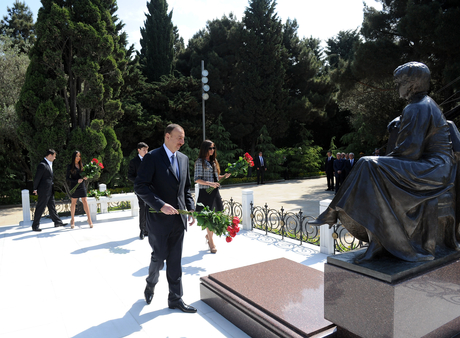 Azərbaycan Prezidenti ulu öndər Heydər Əliyevin məzarını ziyarət edib (ƏLAVƏ OLUNUB) (FOTO)