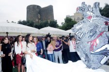Heydər Əliyev Fondunun vitse-prezidenti Leyla Əliyevanın “012 Bakı Public Art Festivalı” çərçivəsində təqdim olunmuş “Beyin” əsəri qeyri-ənənəvi memarlığın ən yüksək nümunəsidir (FOTO)