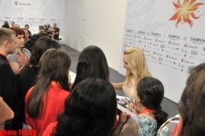 Latviya təmsilçisi mətbuat konfransında “Sarı gəlin” xalq mahnısını ifa edib (FOTO)