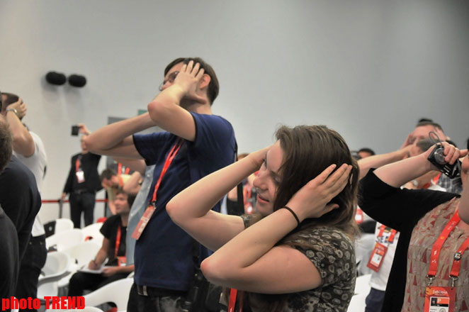 Norveçin "Eurovision" təmsilçisi jurnalistlərə rəqs dərsi keçib (FOTO)