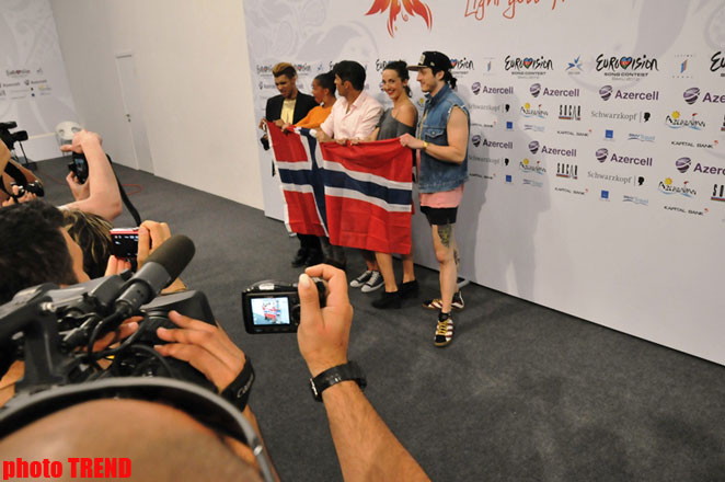 Norveçin "Eurovision" təmsilçisi jurnalistlərə rəqs dərsi keçib (FOTO)
