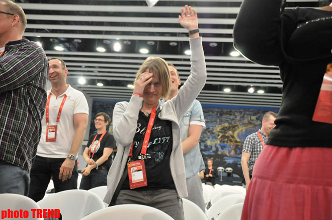 Norveçin "Eurovision" təmsilçisi jurnalistlərə rəqs dərsi keçib (FOTO)
