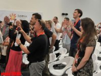Norveçin "Eurovision" təmsilçisi jurnalistlərə rəqs dərsi keçib (FOTO)
