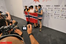 Norveçin "Eurovision" təmsilçisi jurnalistlərə rəqs dərsi keçib (FOTO)