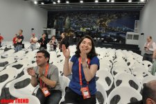 Norveçin "Eurovision" təmsilçisi jurnalistlərə rəqs dərsi keçib (FOTO)