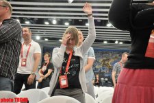 Norveçin "Eurovision" təmsilçisi jurnalistlərə rəqs dərsi keçib (FOTO)