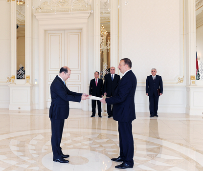 İlham Əliyev Özbəkistanın ölkəmizdə yeni təyin olunmuş səfirin etimadnaməsini qəbul edib (FOTO)