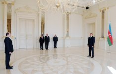 İlham Əliyev Özbəkistanın ölkəmizdə yeni təyin olunmuş səfirin etimadnaməsini qəbul edib (FOTO)
