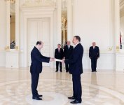İlham Əliyev Özbəkistanın ölkəmizdə yeni təyin olunmuş səfirin etimadnaməsini qəbul edib (FOTO)