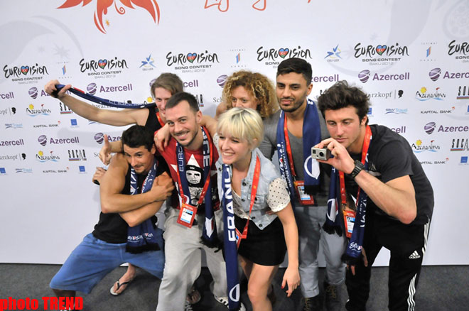 Fransanın “Eurovision 2012” təmsilçiləri mətbuat konfransında akrobat rəqsi nümayiş etdirib (FOTO)