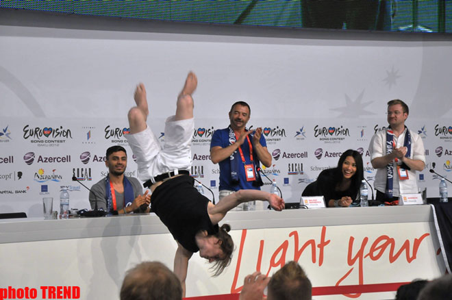 Fransanın “Eurovision 2012” təmsilçiləri mətbuat konfransında akrobat rəqsi nümayiş etdirib (FOTO)
