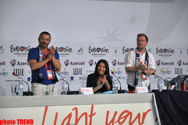 Fransanın “Eurovision 2012” təmsilçiləri mətbuat konfransında akrobat rəqsi nümayiş etdirib (FOTO)