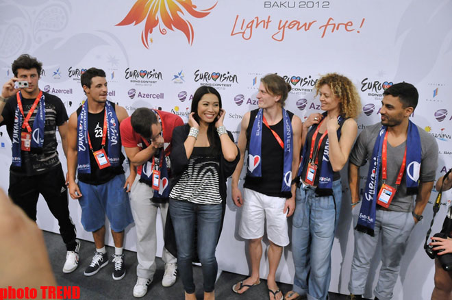 Fransanın “Eurovision 2012” təmsilçiləri mətbuat konfransında akrobat rəqsi nümayiş etdirib (FOTO)