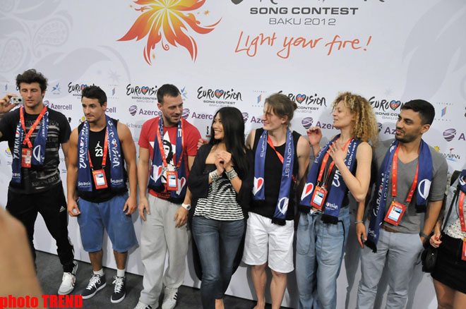 Fransanın “Eurovision 2012” təmsilçiləri mətbuat konfransında akrobat rəqsi nümayiş etdirib (FOTO)