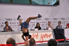 Fransanın “Eurovision 2012” təmsilçiləri mətbuat konfransında akrobat rəqsi nümayiş etdirib (FOTO)