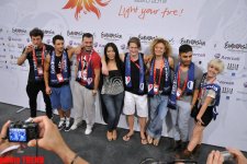 Fransanın “Eurovision 2012” təmsilçiləri mətbuat konfransında akrobat rəqsi nümayiş etdirib (FOTO)