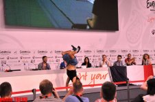 Fransanın “Eurovision 2012” təmsilçiləri mətbuat konfransında akrobat rəqsi nümayiş etdirib (FOTO)