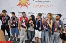 Fransanın “Eurovision 2012” təmsilçiləri mətbuat konfransında akrobat rəqsi nümayiş etdirib (FOTO)