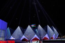 "Alov qəsri"nin üzərində "Eurovision 2012" müsabiqəsinin iştirakçı ölkələrinin bayraqları əks olunur (FOTO)