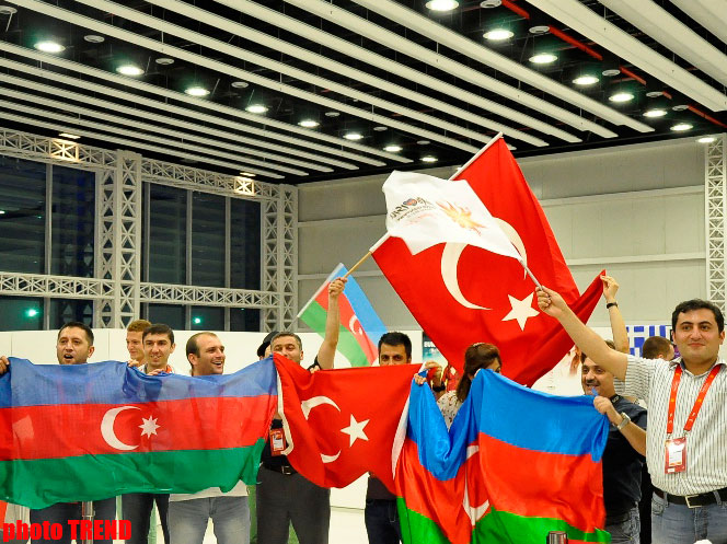 Azərbaycan və Türkiyə jurnalistləri "Bakı Kristal Zalı"nda TRT-nin canlı efirinə qoşulublar (FOTO)