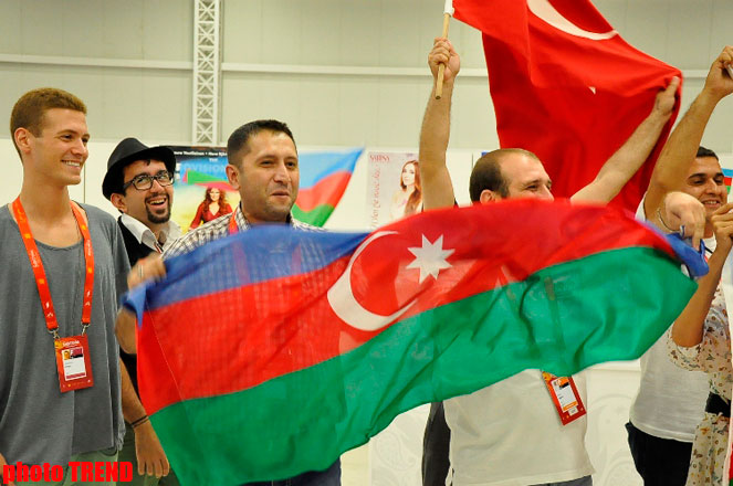 Azərbaycan və Türkiyə jurnalistləri "Bakı Kristal Zalı"nda TRT-nin canlı efirinə qoşulublar (FOTO)