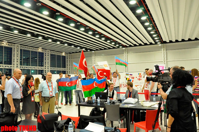 Azərbaycan və Türkiyə jurnalistləri "Bakı Kristal Zalı"nda TRT-nin canlı efirinə qoşulublar (FOTO)
