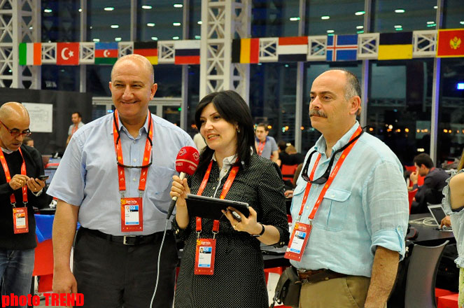 Azərbaycan və Türkiyə jurnalistləri "Bakı Kristal Zalı"nda TRT-nin canlı efirinə qoşulublar (FOTO)