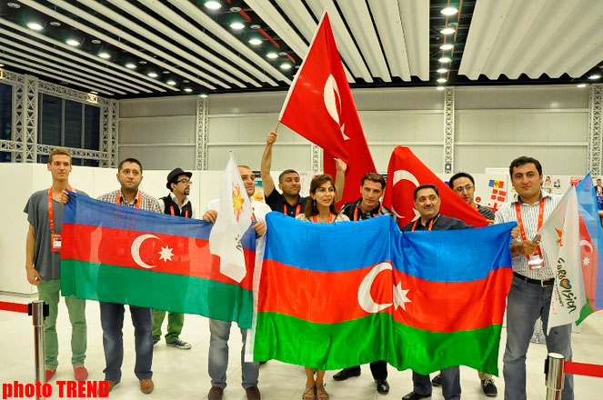 Azərbaycan və Türkiyə jurnalistləri "Bakı Kristal Zalı"nda TRT-nin canlı efirinə qoşulublar (FOTO)