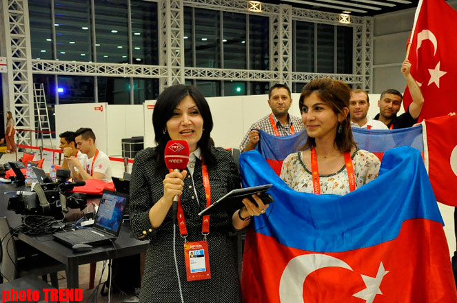 Azərbaycan və Türkiyə jurnalistləri "Bakı Kristal Zalı"nda TRT-nin canlı efirinə qoşulublar (FOTO)
