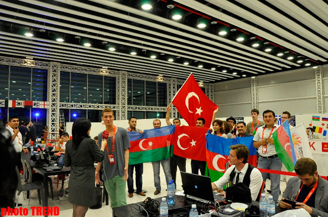 Azərbaycan və Türkiyə jurnalistləri "Bakı Kristal Zalı"nda TRT-nin canlı efirinə qoşulublar (FOTO)
