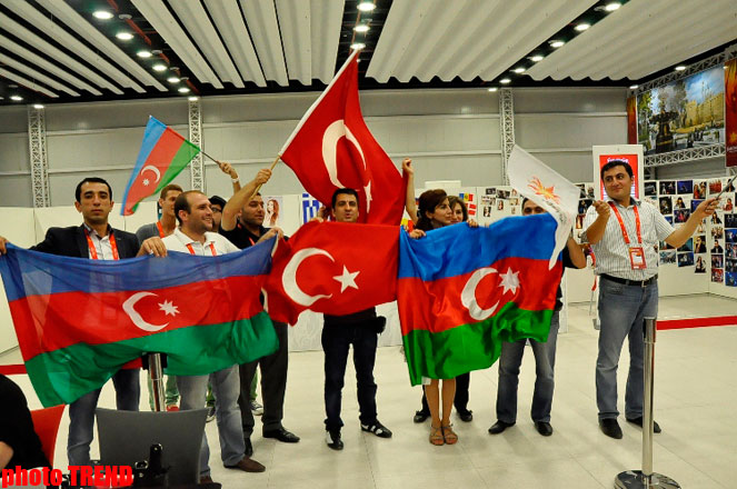 Azərbaycan və Türkiyə jurnalistləri "Bakı Kristal Zalı"nda TRT-nin canlı efirinə qoşulublar (FOTO)