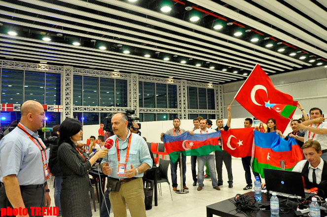 Azərbaycan və Türkiyə jurnalistləri "Bakı Kristal Zalı"nda TRT-nin canlı efirinə qoşulublar (FOTO)