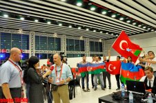 Azərbaycan və Türkiyə jurnalistləri "Bakı Kristal Zalı"nda TRT-nin canlı efirinə qoşulublar (FOTO)